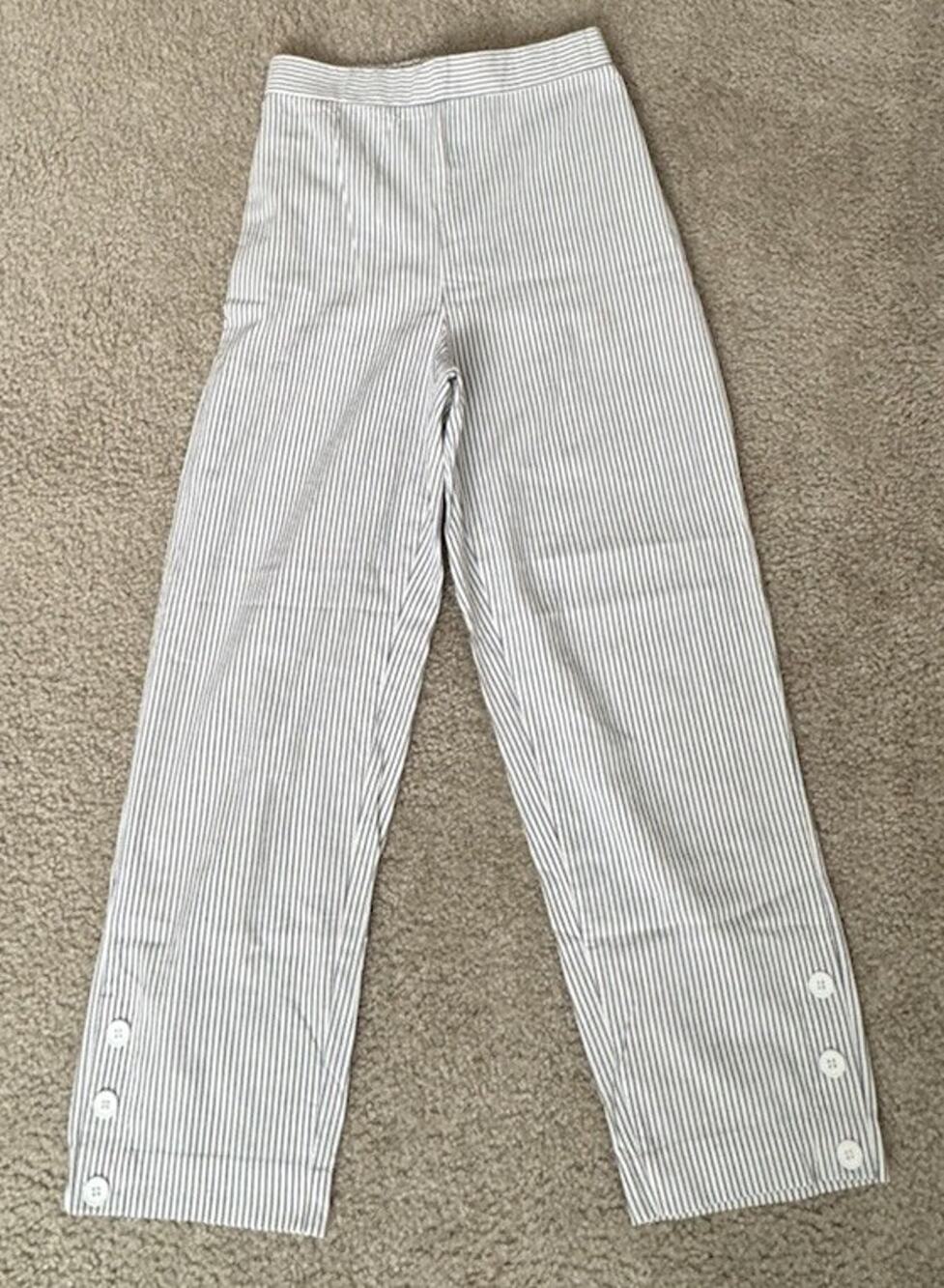 JustFashionNow Women’s Small Striped Capri Pants Elastic Waist Button Hem